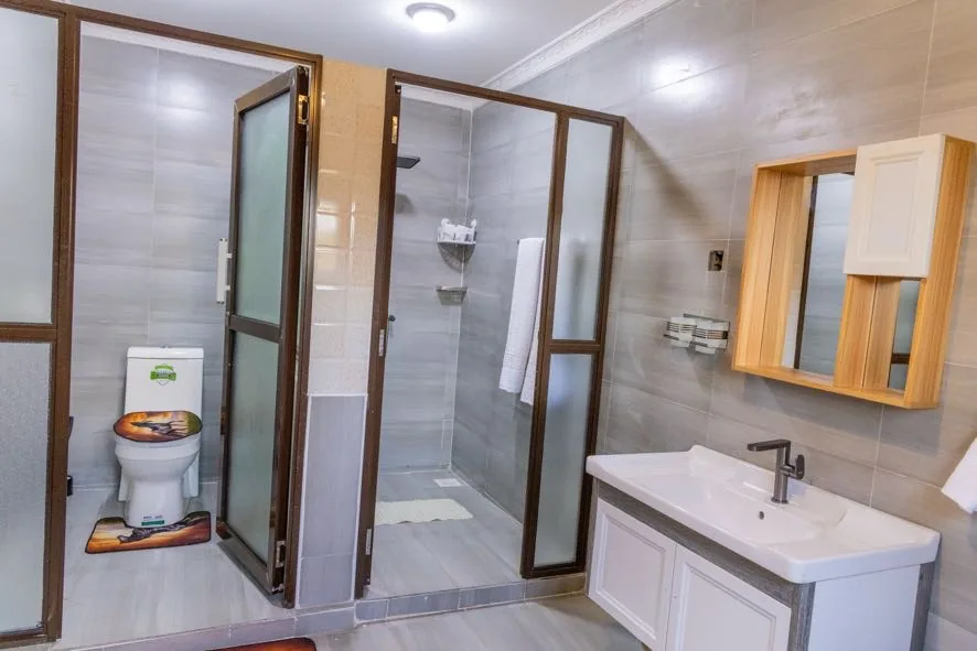 En-suite comfort after a day on safari